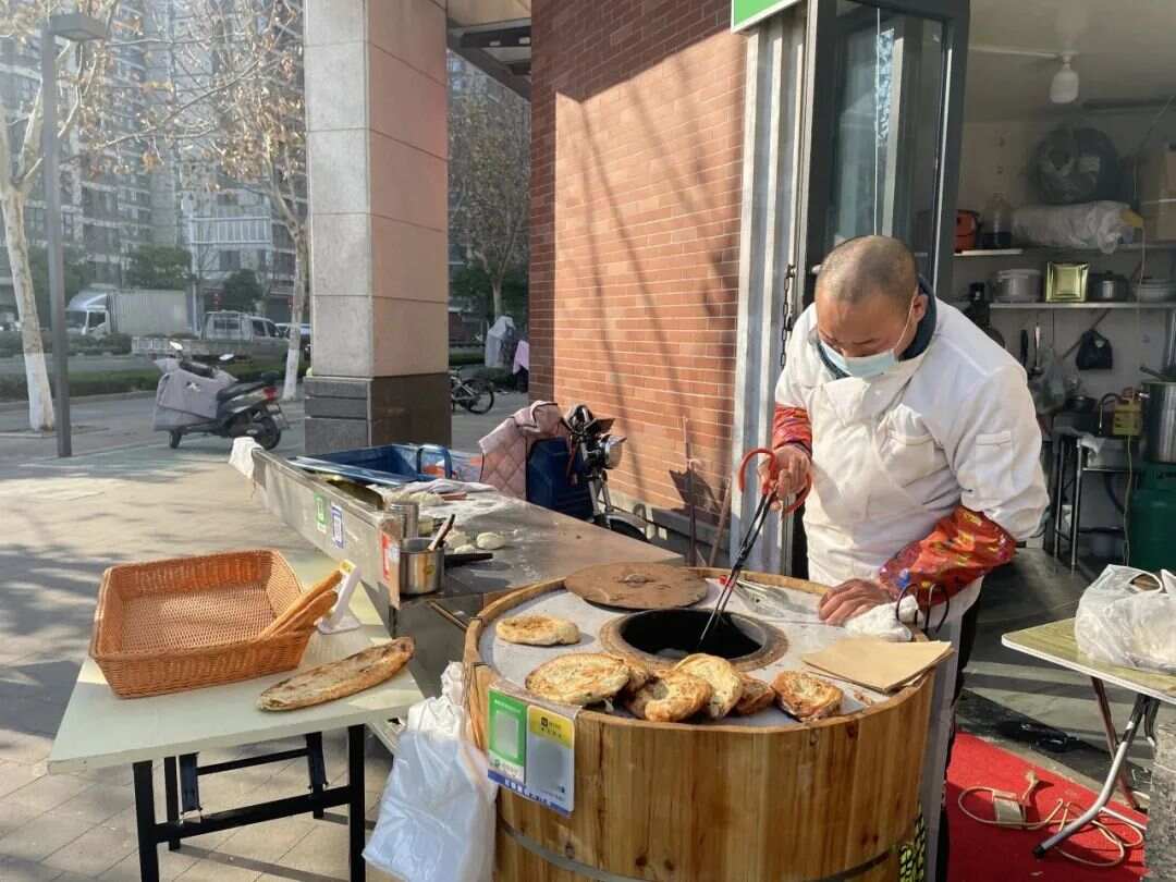擺攤賣燒餅日忙到斷水！想復(fù)制這生意？技術(shù)+運(yùn)營扶持才是關(guān)鍵