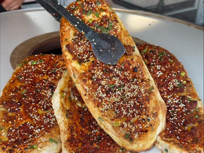 老式手工燒餅：揉面烤爐里的煙火傳承，手把手教你找回記憶里的香