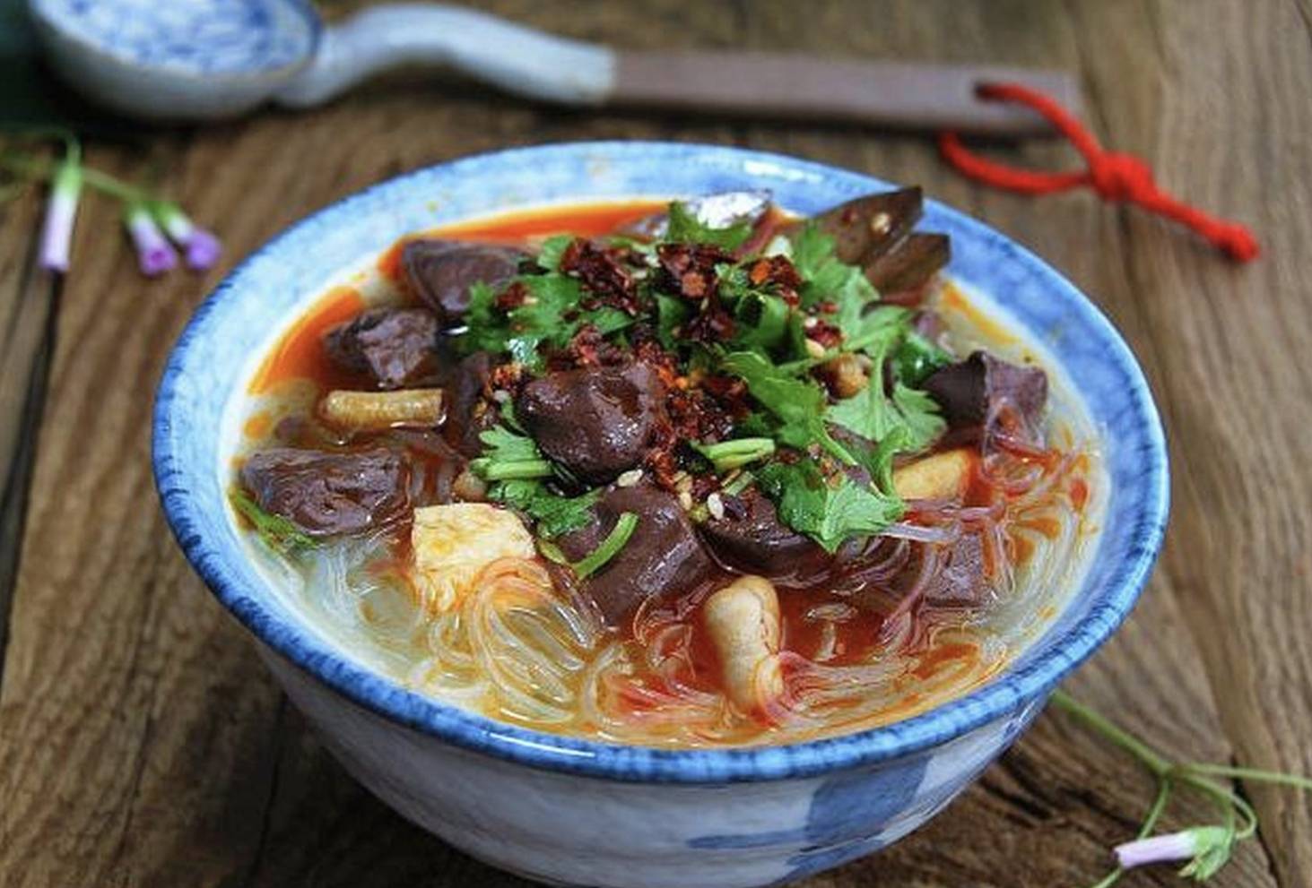 鴨血粉絲湯學(xué)費(fèi)多少錢？想開鴨血粉絲湯店，這些真相你得先知道！