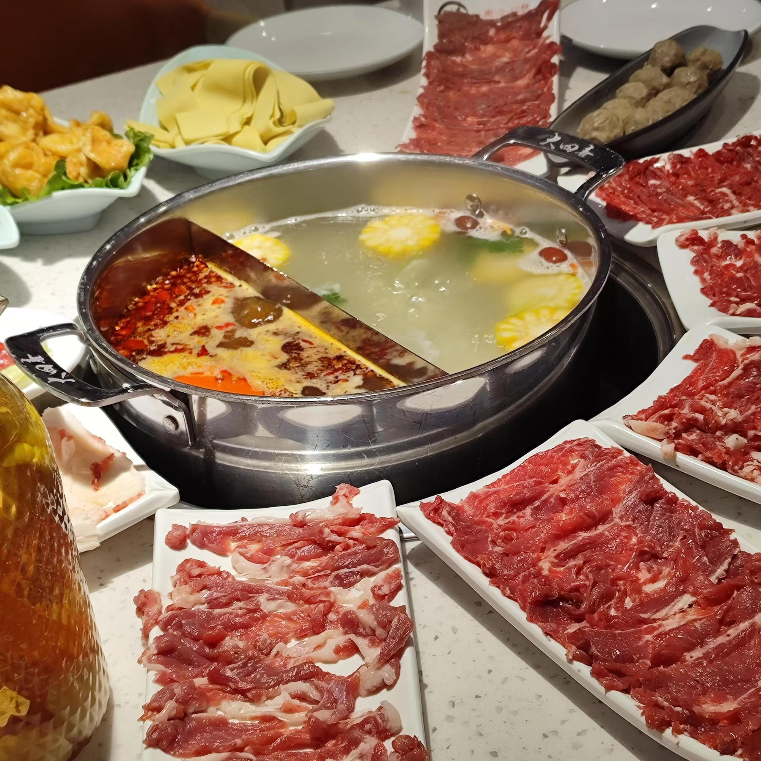 潮汕牛肉火鍋和普通火鍋有啥不同？現(xiàn)切鮮肉上桌，真香秘訣藏在這一口！(圖2)