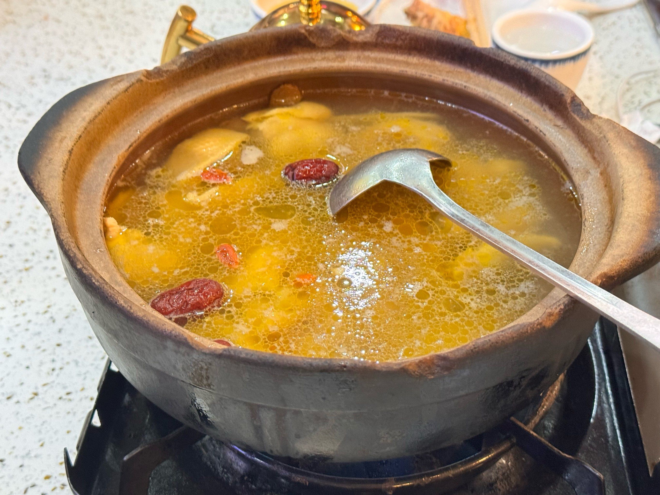 打邊爐的做法要講究什么？湯底鮮香食材新，學(xué)正宗技巧才能味道地道！(圖2)