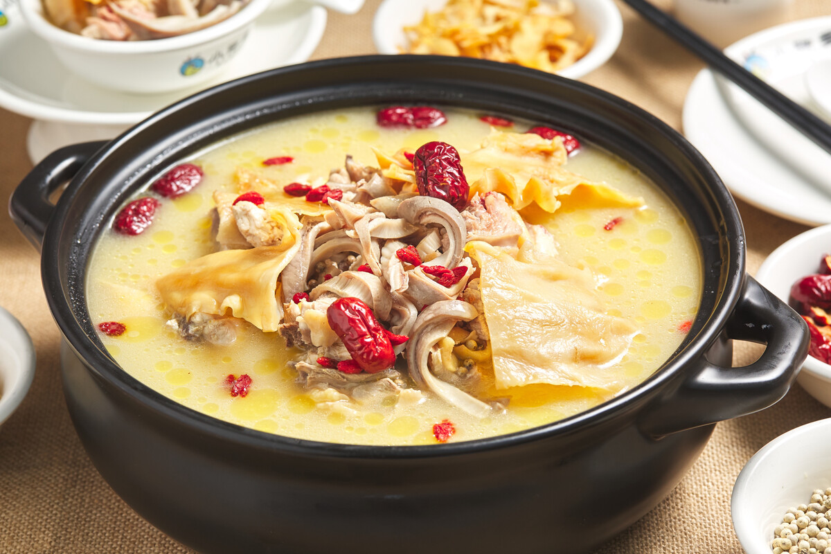 豬肚雞的做法和配料？湯濃肉嫩又暖胃，開店前一定要看這篇！