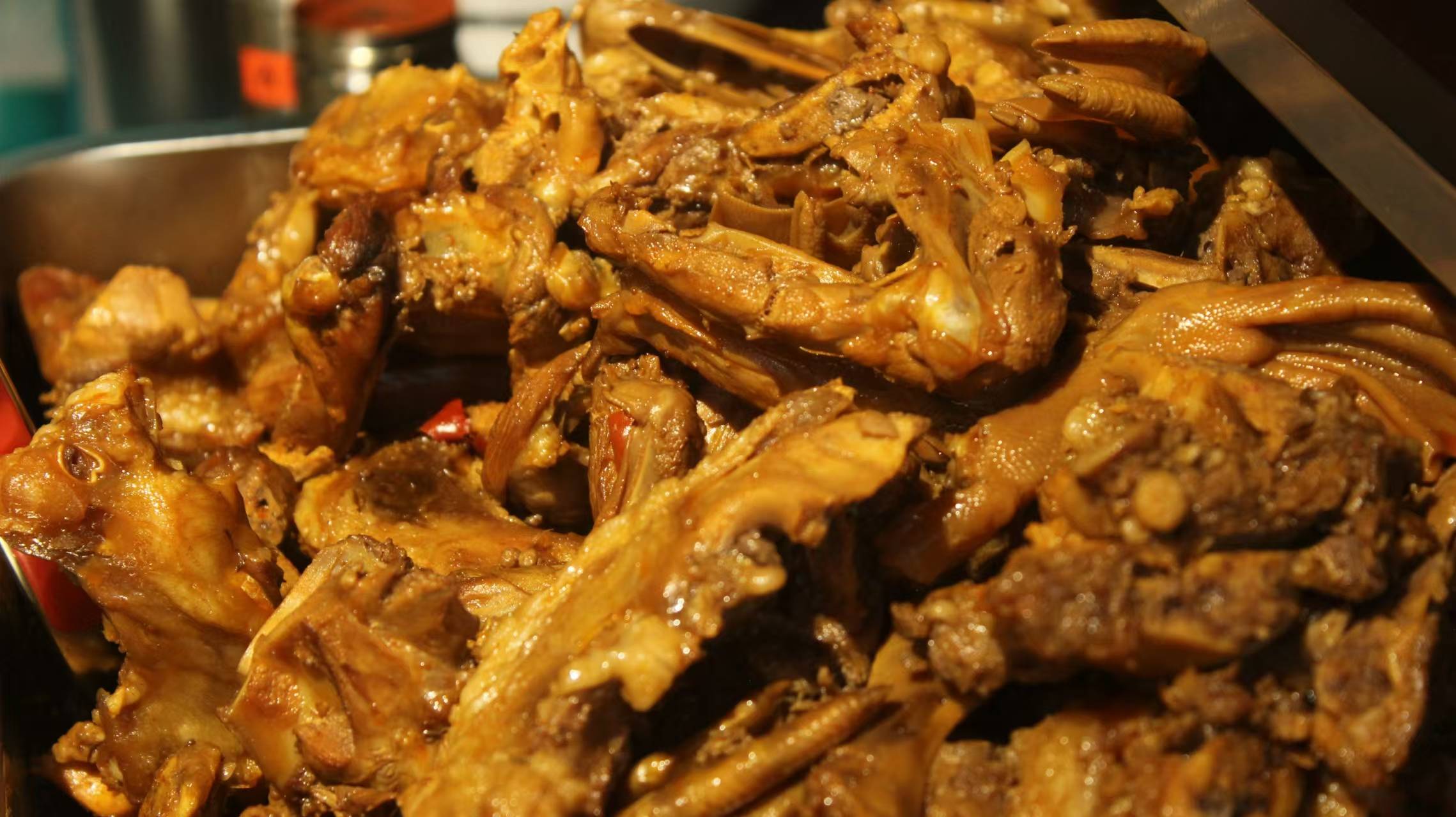 正宗鹵味培訓(xùn)去哪兒學(xué)好？掌握配方與火候，開一家鹵味店其實(shí)沒那么難！(圖2)