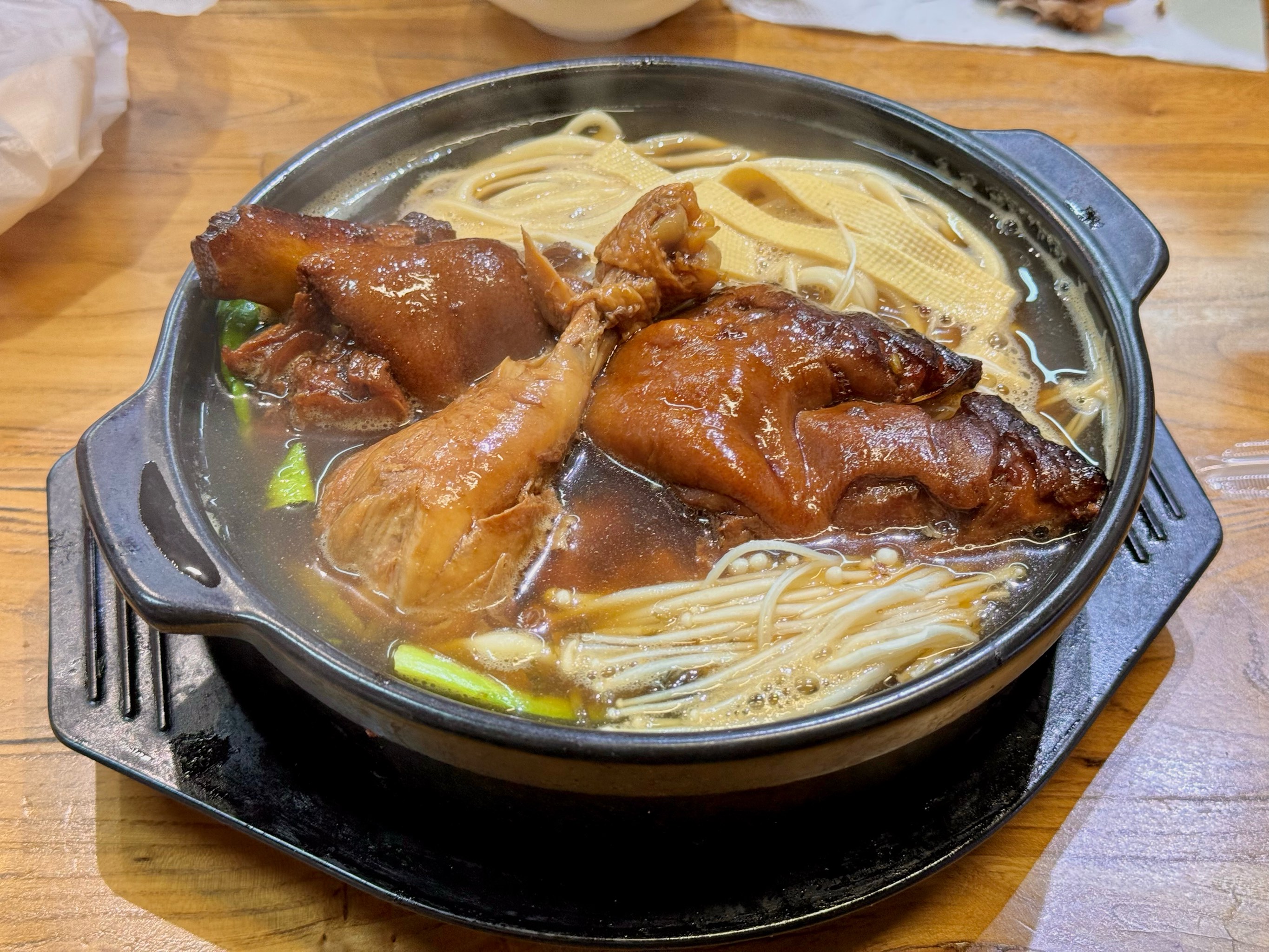 老式砂鍋面的做法是什么？一鍋面香傳人間，湯濃面韌才是老味道的靈魂！(圖4)