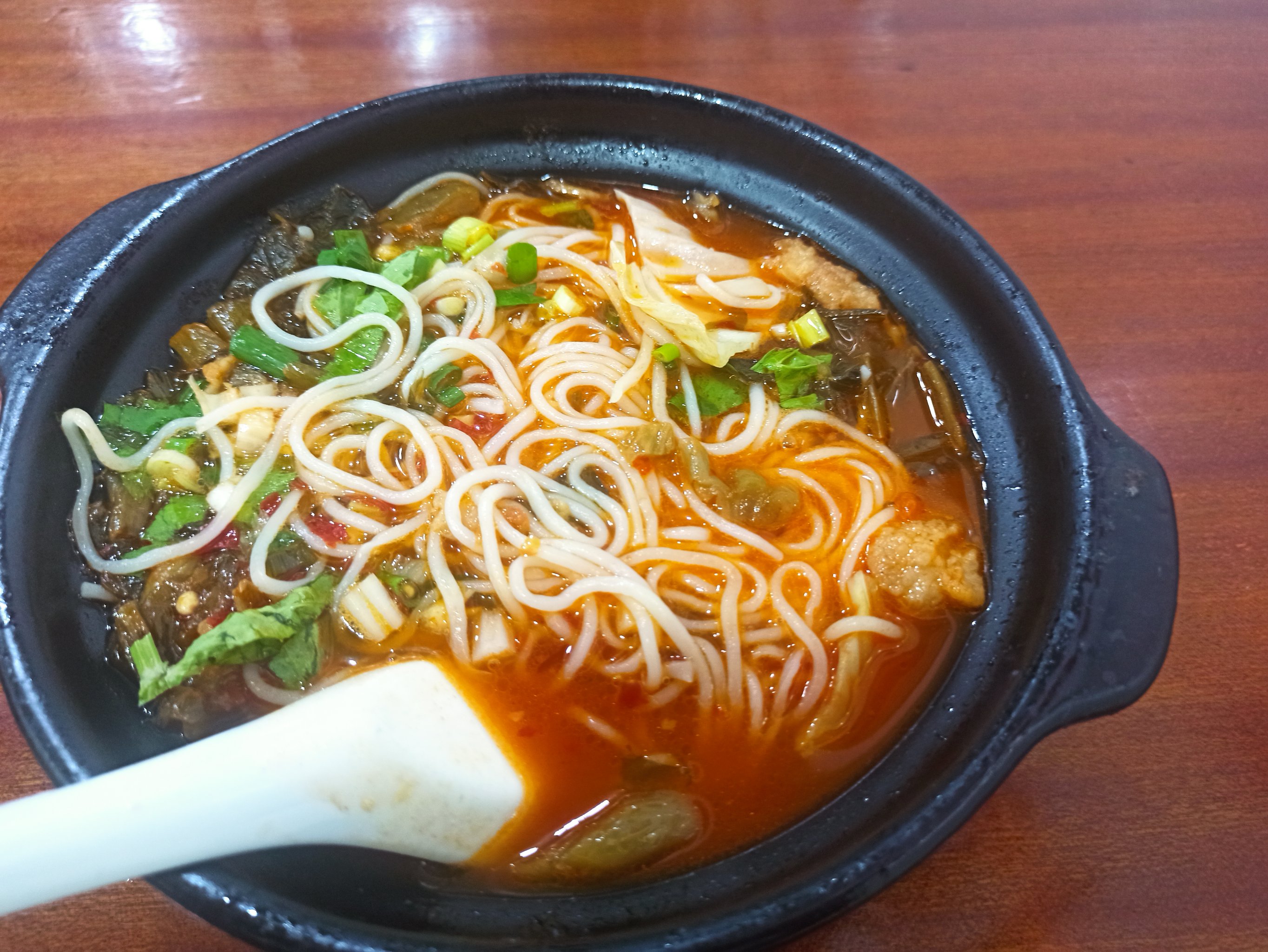 砂鍋米線生意好做嗎？一碗熱湯香飄街頭，小本項(xiàng)目也能穩(wěn)穩(wěn)賺錢！(圖2)