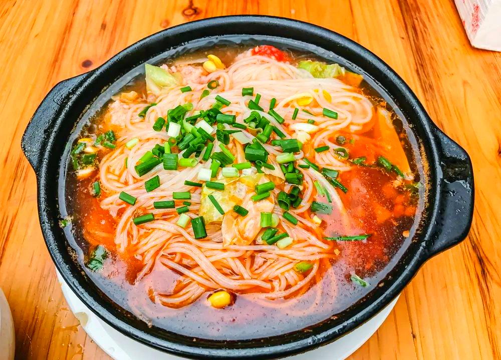 砂鍋米線擺攤怎么做？從選址到出餐流程，新手要掌握的技巧！(圖3)