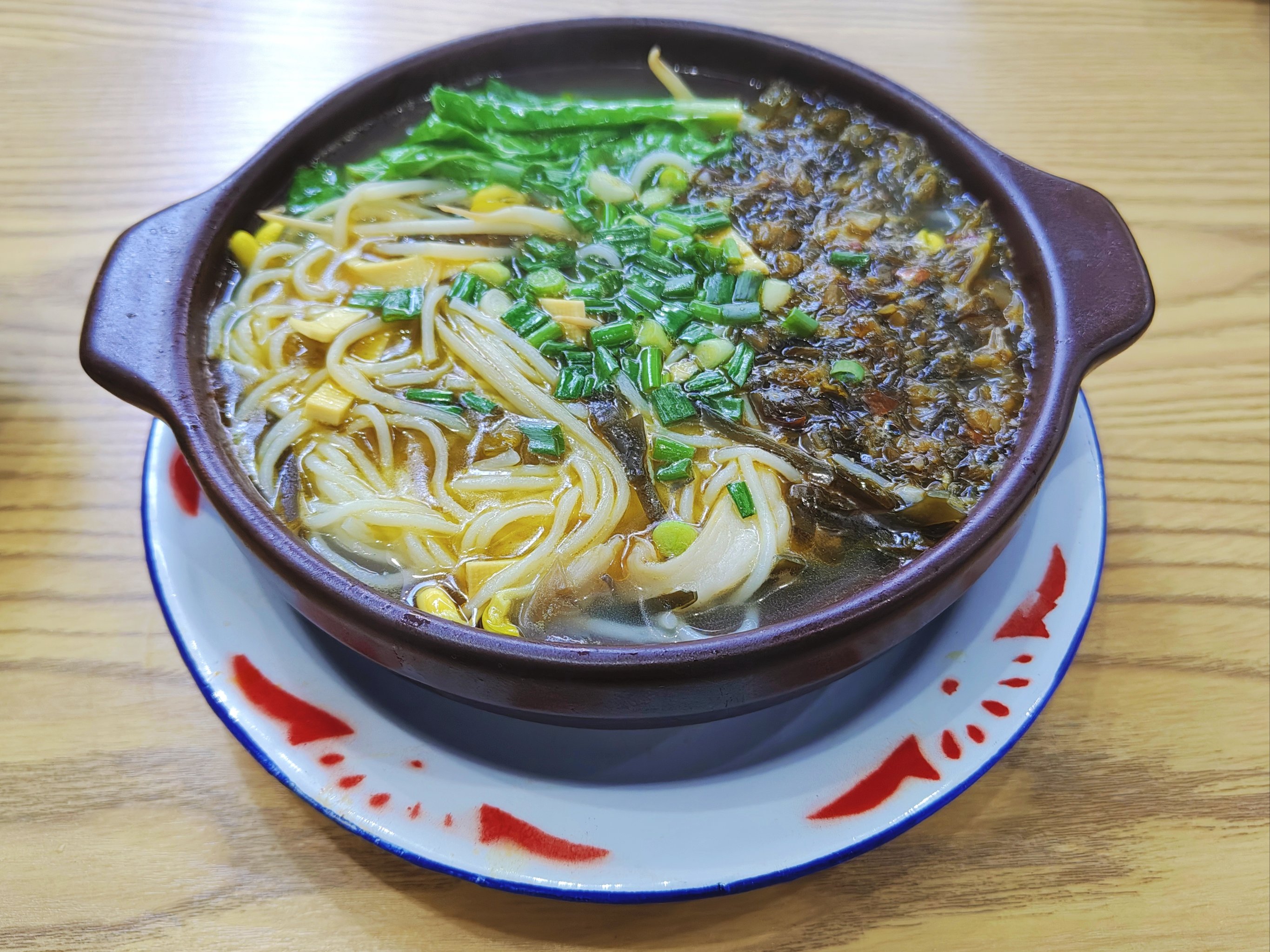 砂鍋米線培訓(xùn)去哪里學(xué)？掌握湯底與出餐技巧，小本開店也能穩(wěn)穩(wěn)賺錢！(圖3)