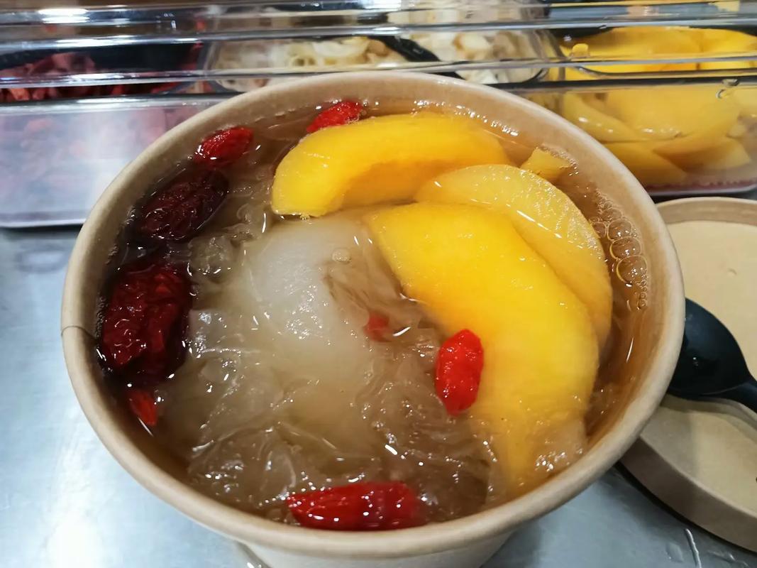 冰糖烤梨利潤大嗎？做法簡單出餐快，冷天街頭一杯一個(gè)人氣爆棚！(圖2)