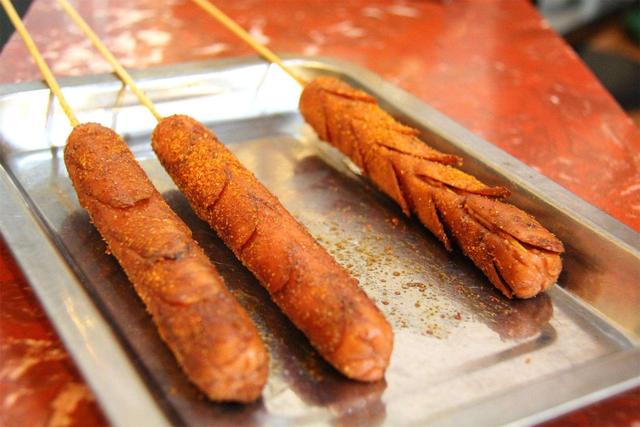 擺攤賣淀粉腸賺錢嗎？學(xué)得快出攤快，輕松排長(zhǎng)隊(duì)！